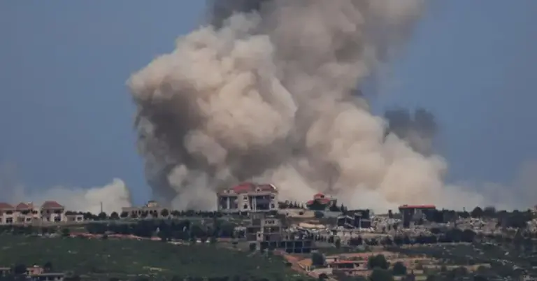 লেবাননের একটি গ্রামের ওপর ধোঁয়া উঠছে